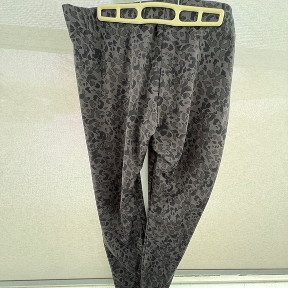 Gray Leopard Print Leggings - Picture 3 of 7